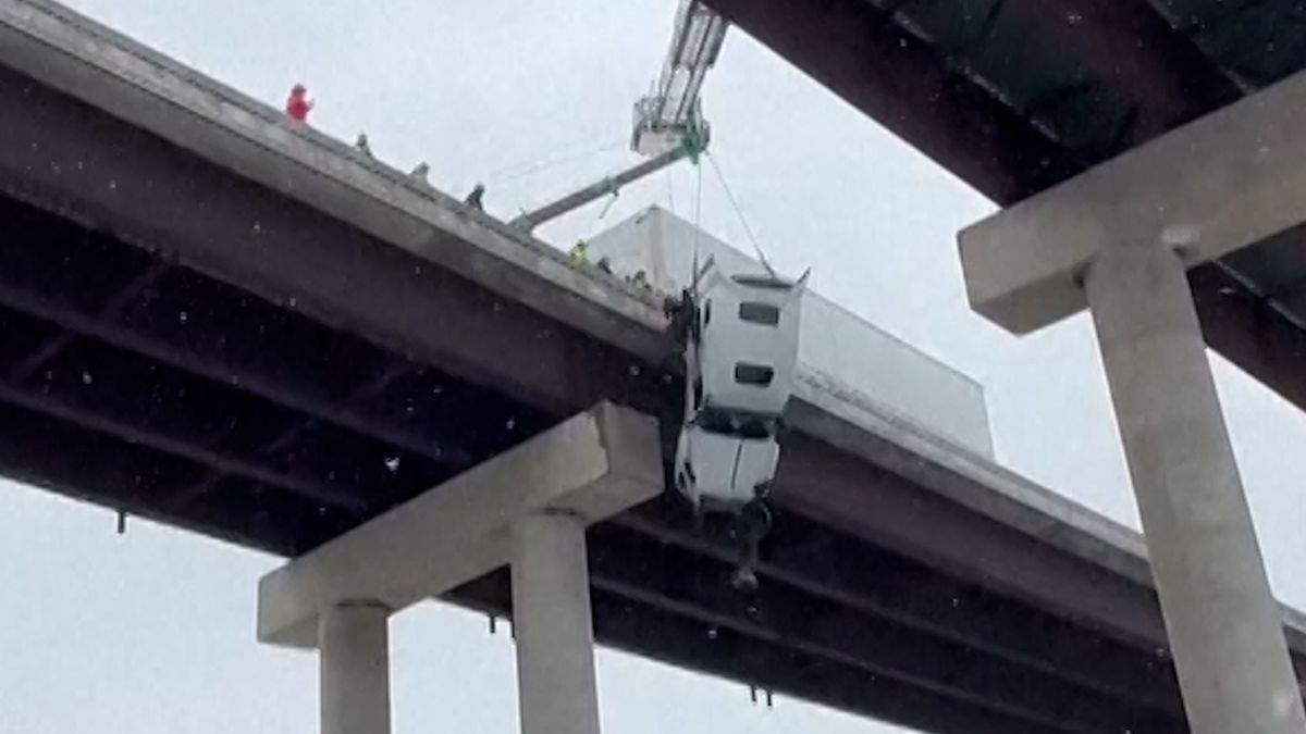 Kabina kamionu visela z mostu v USA vysoko nad zemí. Záchrana řidiče trvala pět hodin